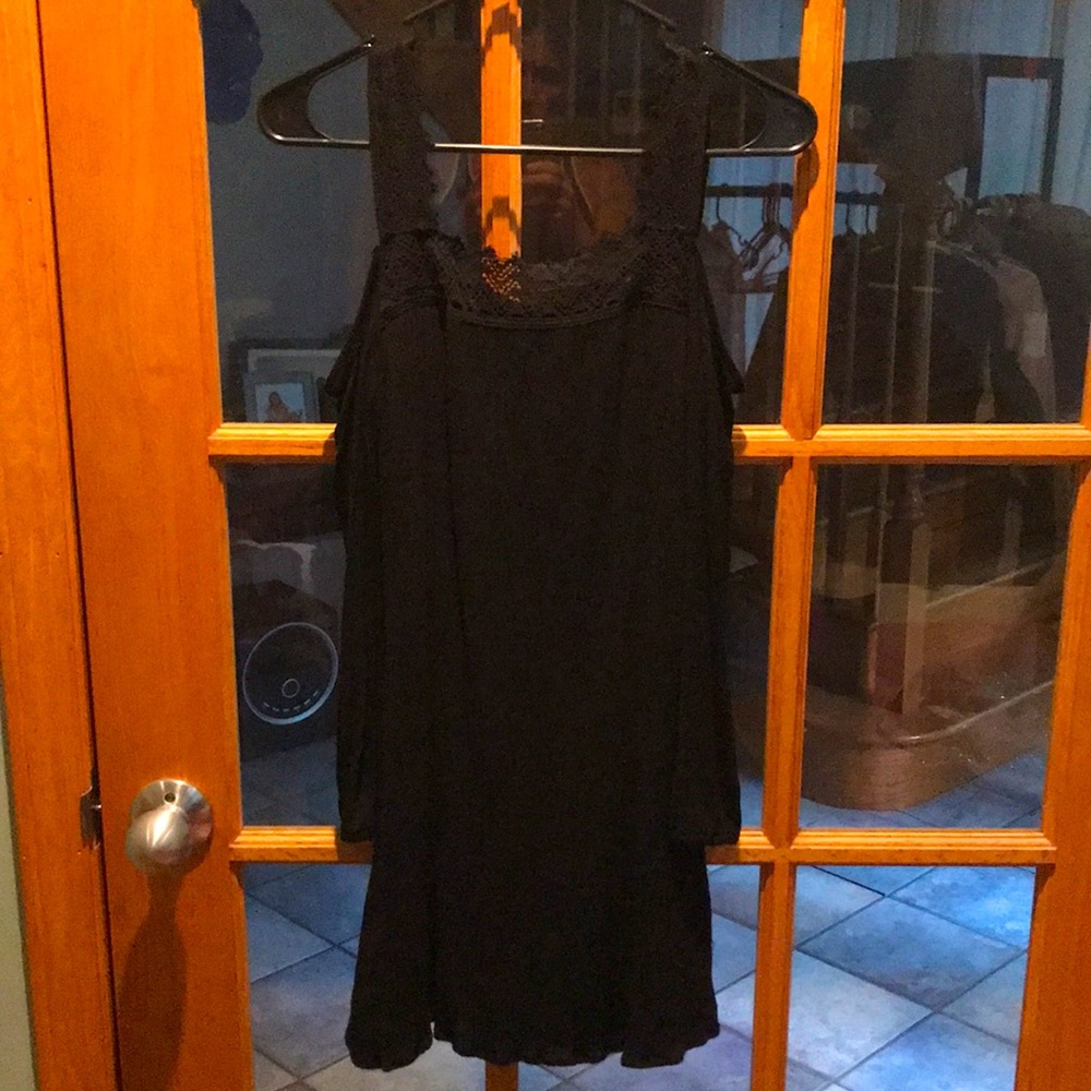 Xhilaration by target. Women’s Sz small off the shoulder long sleeved dress,